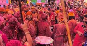 बरसाना की प्रसिद्ध लट्ठमार होली देखने देश- विदेश से आए श्रद्धालु