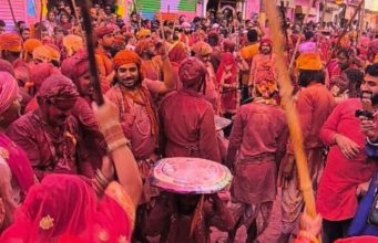 बरसाना की प्रसिद्ध लट्ठमार होली देखने देश- विदेश से आए श्रद्धालु